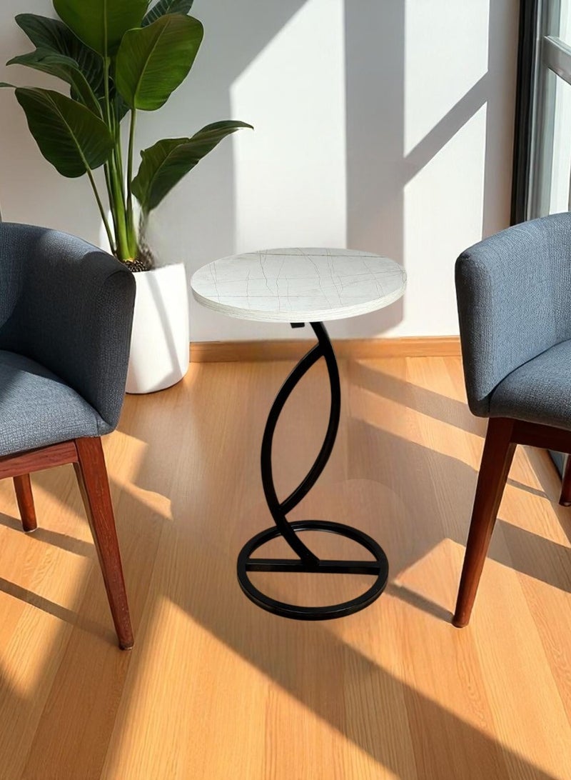 طاولة جانبية دائرية مودرن بسطح رخامي أبيض وقاعدة معدنية – 35×35×60 سم