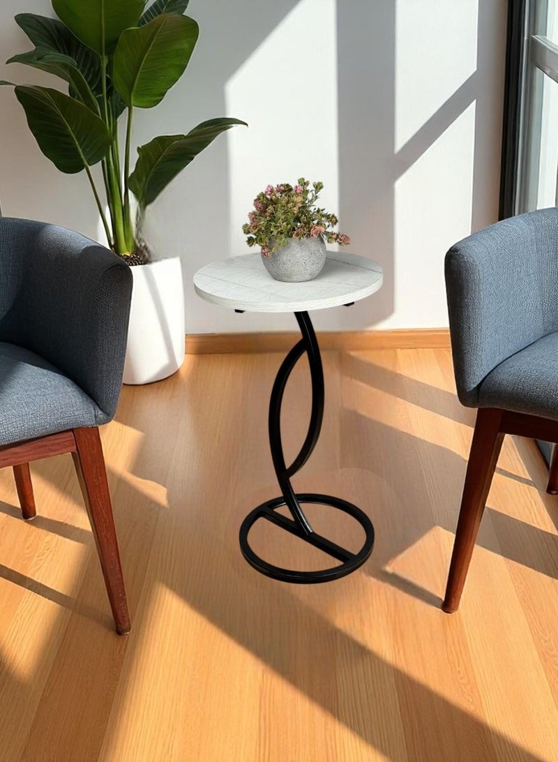 طاولة جانبية دائرية مودرن بسطح رخامي أبيض وقاعدة معدنية – 35×35×60 سم